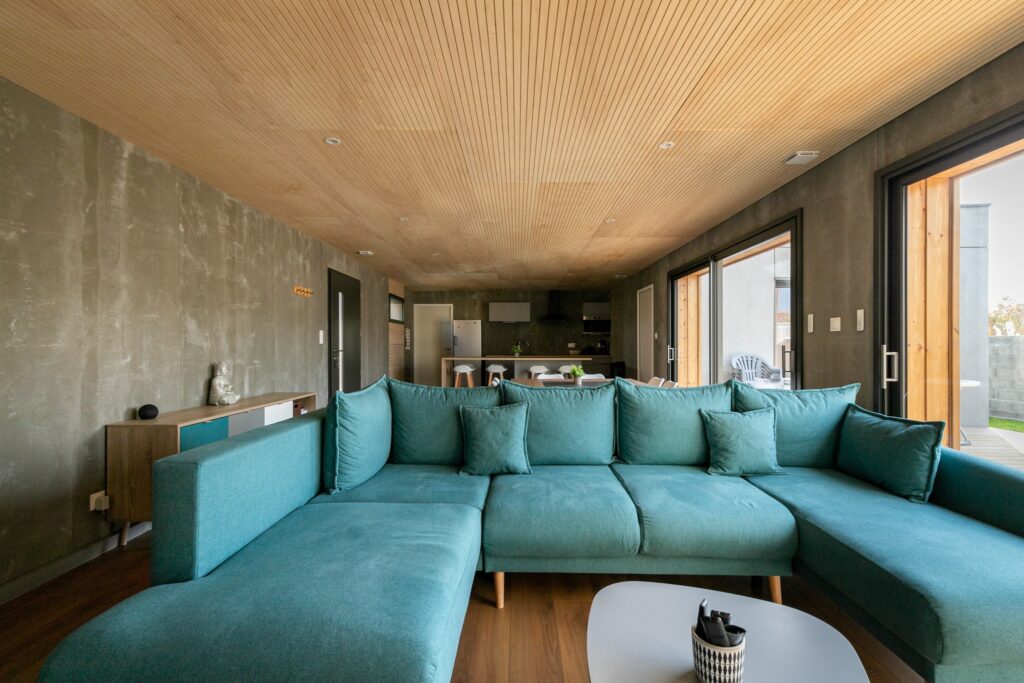 Salon intérieur bois et minéral avec canapé