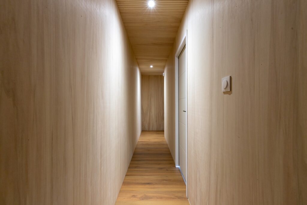 Couloir intérieur bois