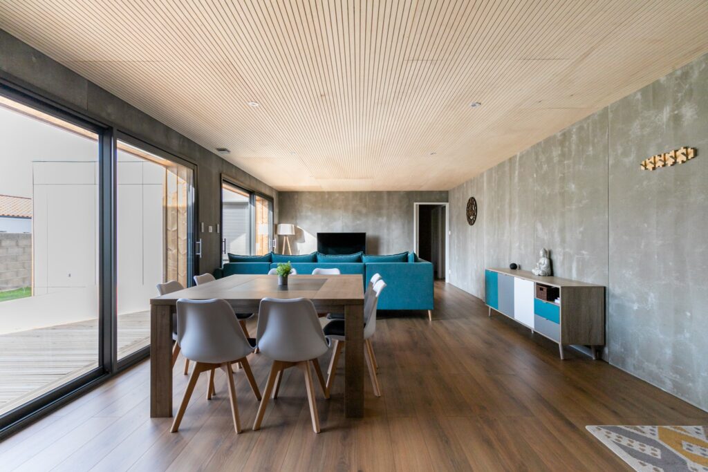 Salon intérieur bois et minéral