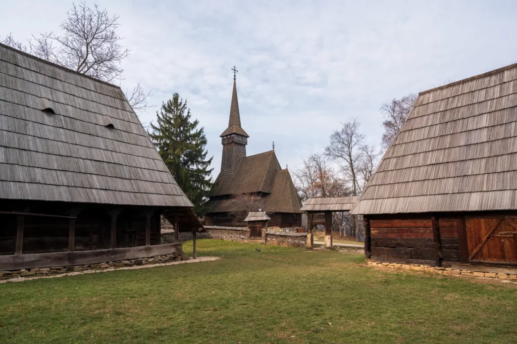 Village et église en bois au moyen-âge
